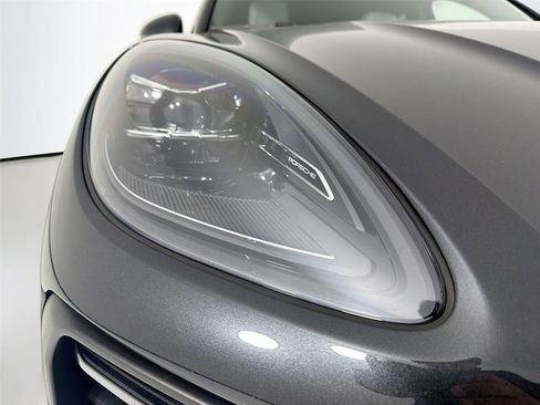 Certified 2022 Porsche Macan S image 10