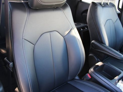 New 2026 Chrysler Pacifica Select image 28