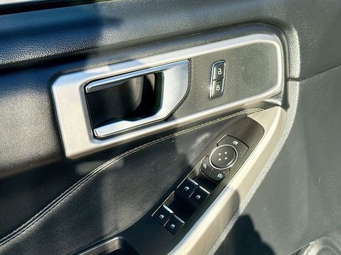 Used 2022 Ford Explorer XLT image 18
