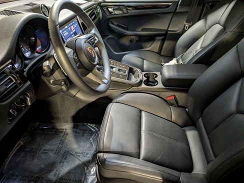 Certified 2025 Porsche Macan image 5