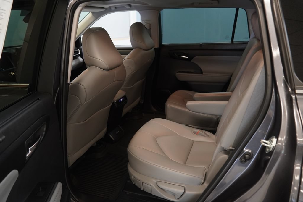 Used 2024 Toyota Highlander XLE AWD/4WD image 19