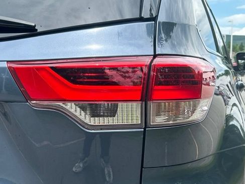 Used 2019 Toyota Highlander XLE AWD/4WD image 10