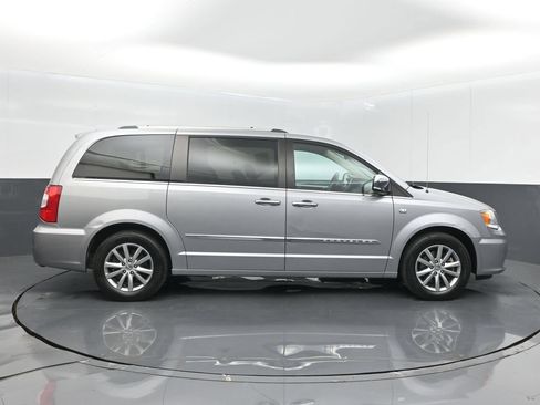 Used 2014 Chrysler Town & Country Touring-L FWD image 5