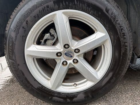 Used 2018 Ford Explorer XLT image 16