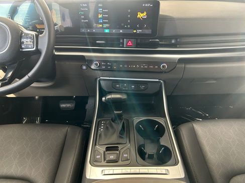 Used 2025 Kia Carnival FWD image 12