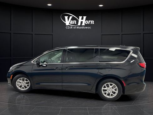 Used 2024 Chrysler Pacifica Touring-L FWD image 4