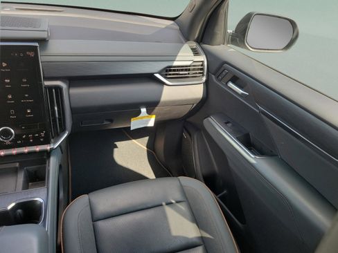 Used 2024 GMC Acadia AT4 w/ Luxury Package AWD/4WD image 8