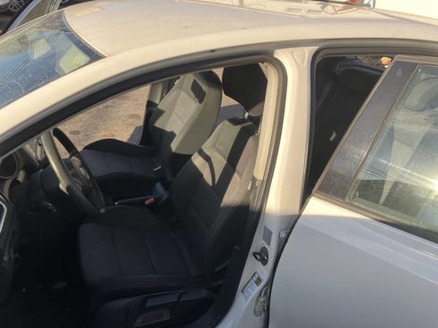 Used 2010 Volkswagen Golf 4-Door image 30