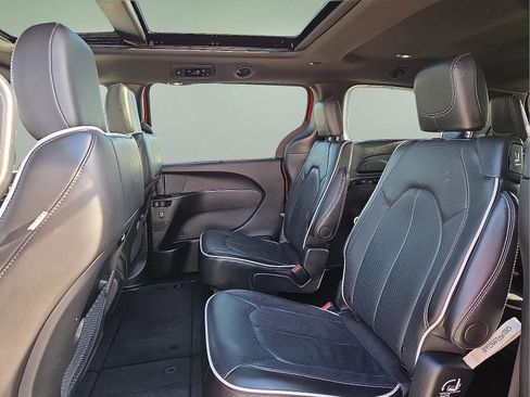 Used 2025 Chrysler Pacifica Limited image 11