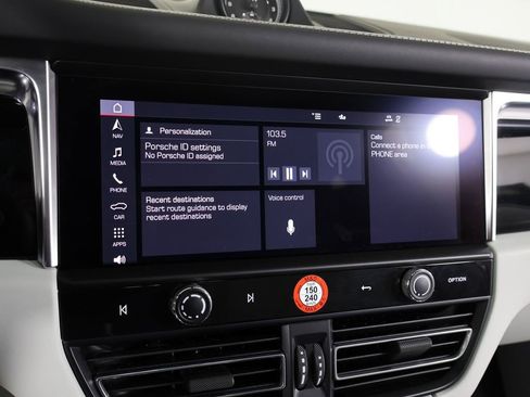 Certified 2024 Porsche Macan image 17