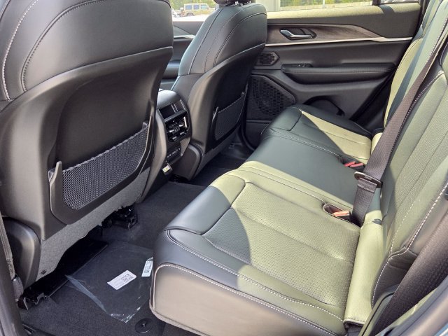 New 2027 Jeep Grand Cherokee Limited RWD image 12