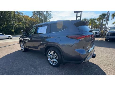 Used 2025 Toyota Highlander Platinum image 4