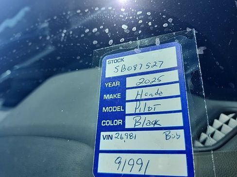 Used 2025 Honda Pilot TrailSport image 11