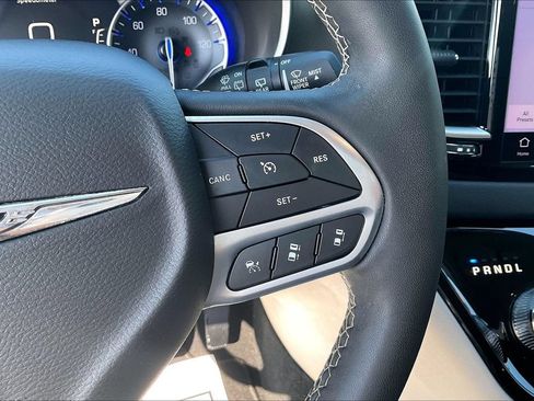 Used 2023 Chrysler Pacifica Touring-L FWD image 12