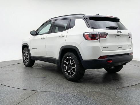 Used 2025 Jeep Compass Trailhawk image 6