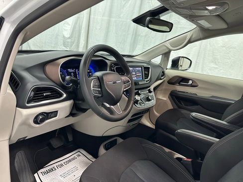 Used 2023 Chrysler Voyager LX image 15