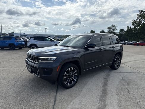 Used 2022 Jeep Grand Cherokee Overland image 2