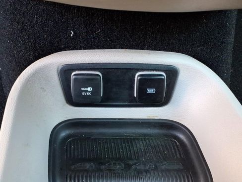 Used 2019 Chrysler Pacifica Touring-L image 14