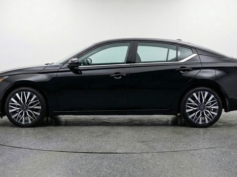 Used 2025 Nissan Altima 2.5 SV FWD image 3