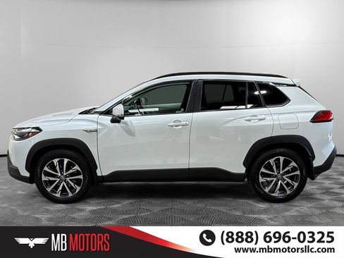 Used 2022 Toyota Corolla Cross XLE image 9