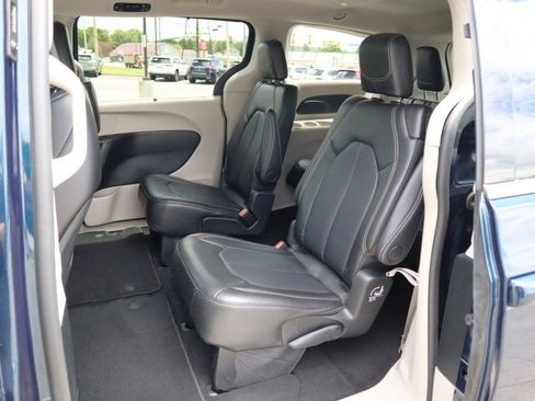 Used 2024 Chrysler Pacifica Touring-L FWD image 14