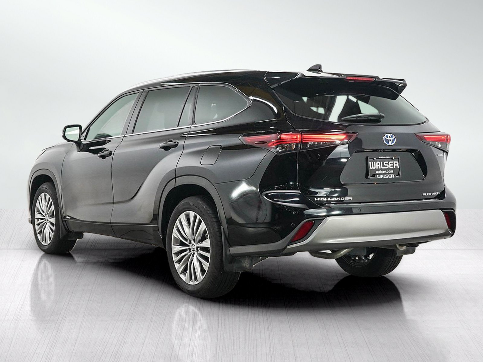 Used 2024 Toyota Highlander Platinum AWD/4WD image 3