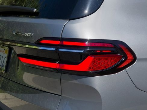 Used 2023 BMW X7 xDrive40i w/ Premium Package image 7