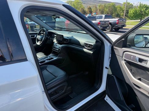 Used 2022 Ford Explorer XLT w/ Equipment Group 202A AWD/4WD image 9