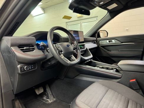 Used 2025 Ford Explorer ST-Line w/ ST-Line Street Pack AWD/4WD image 13