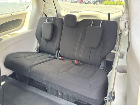 Used 2017 Chrysler Pacifica Touring Plus w/ Tire & Wheel Group FWD image 33