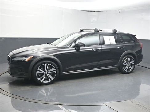 Used 2023 Volvo V60 B5 Cross Country Plus w/ Climate Package AWD/4WD image 4