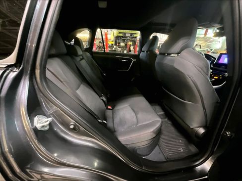 Used 2023 Toyota RAV4 SE image 16