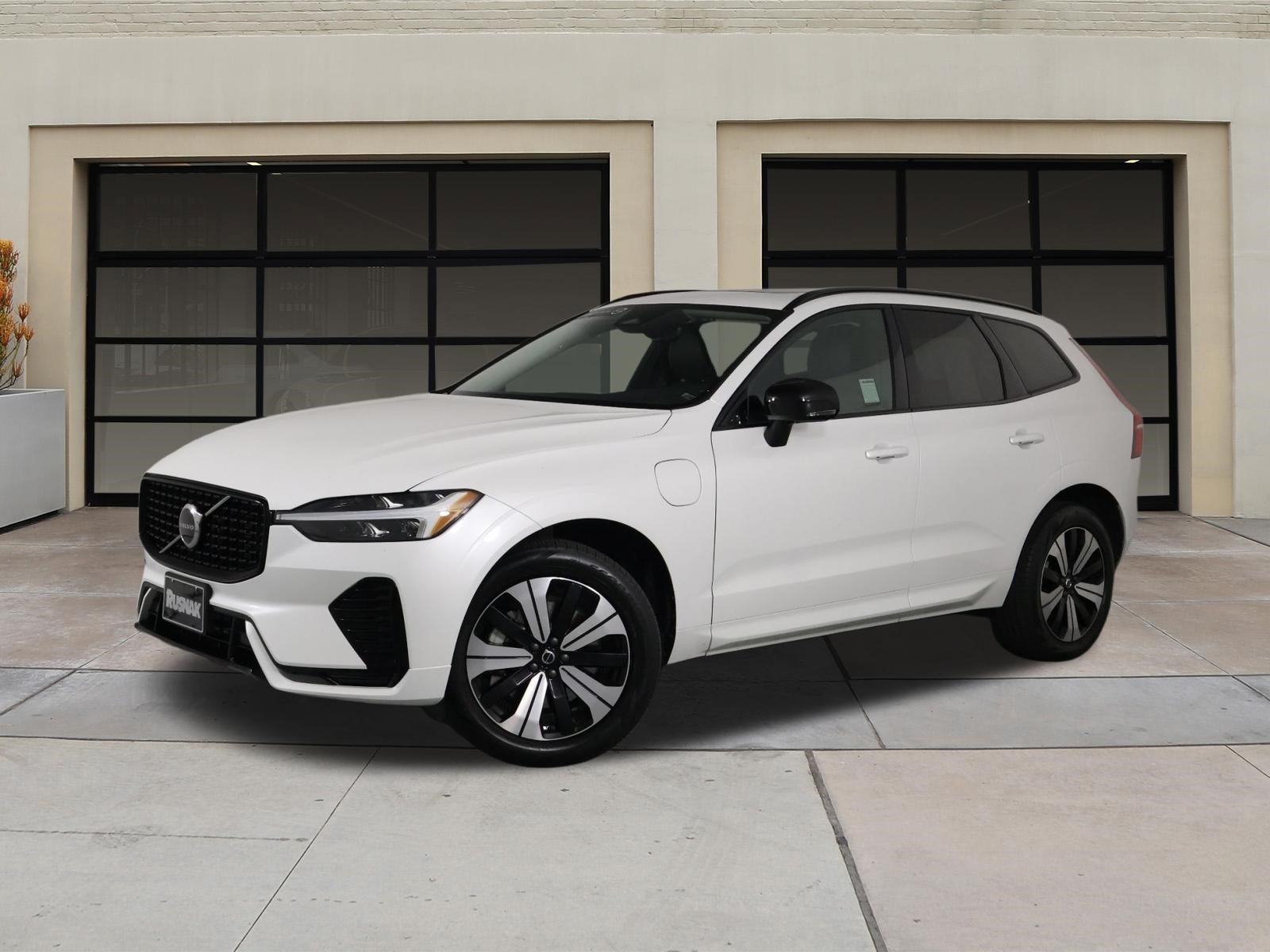 Certified 2025 Volvo XC60 T8 Core w/ Protection Package Premier AWD/4WD image 3