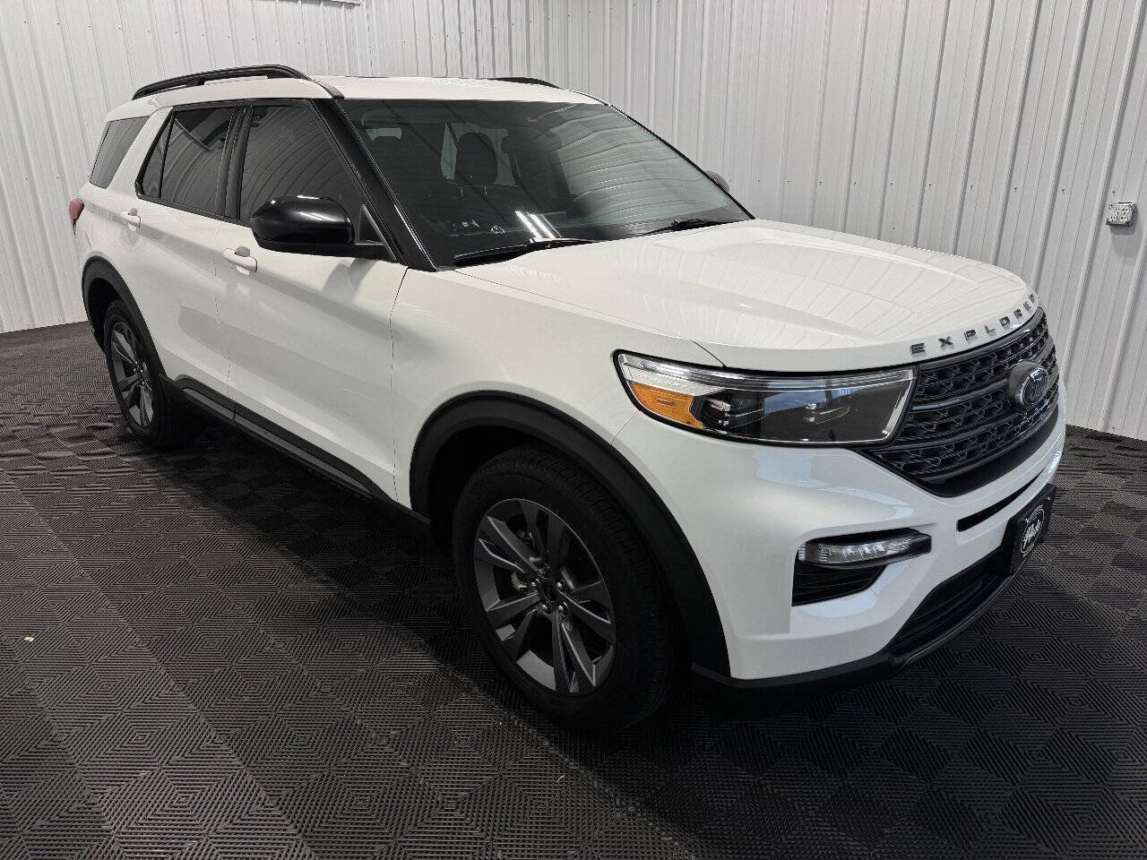 Used 2022 Ford Explorer XLT w/ XLT Sport Appearance Package AWD/4WD image 2