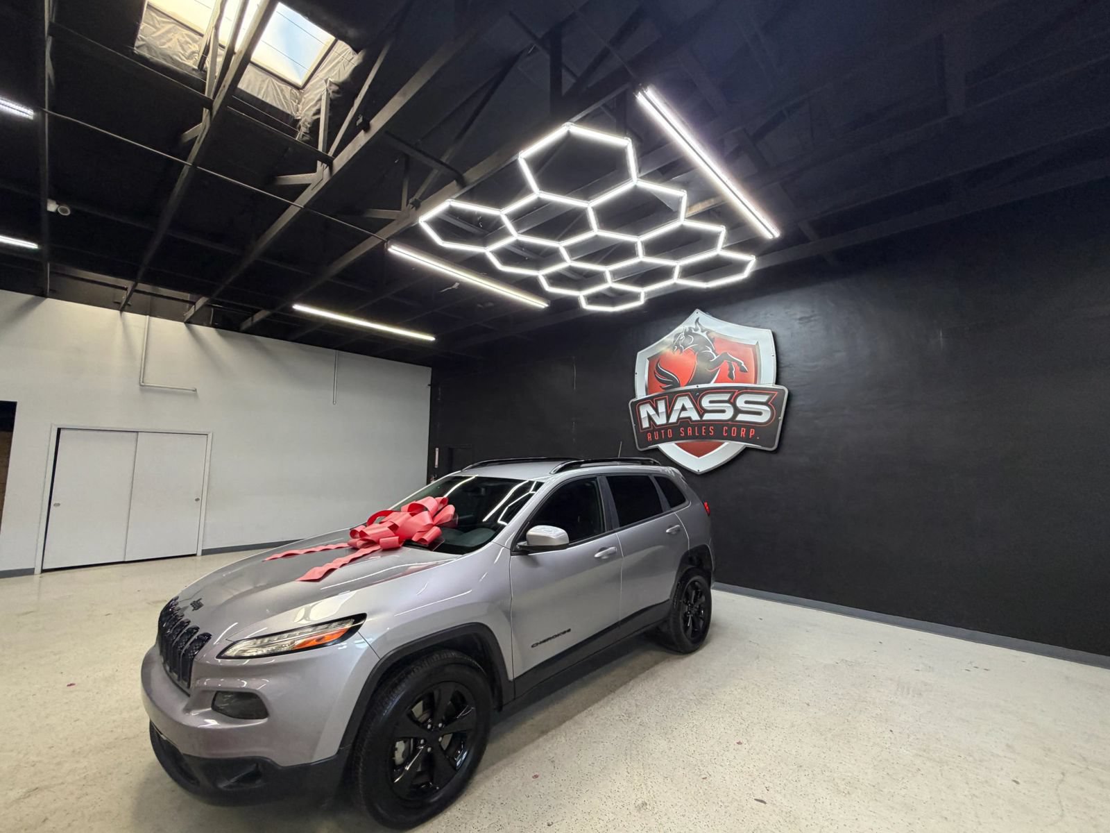 Used 2016 Jeep Cherokee Latitude FWD image 2