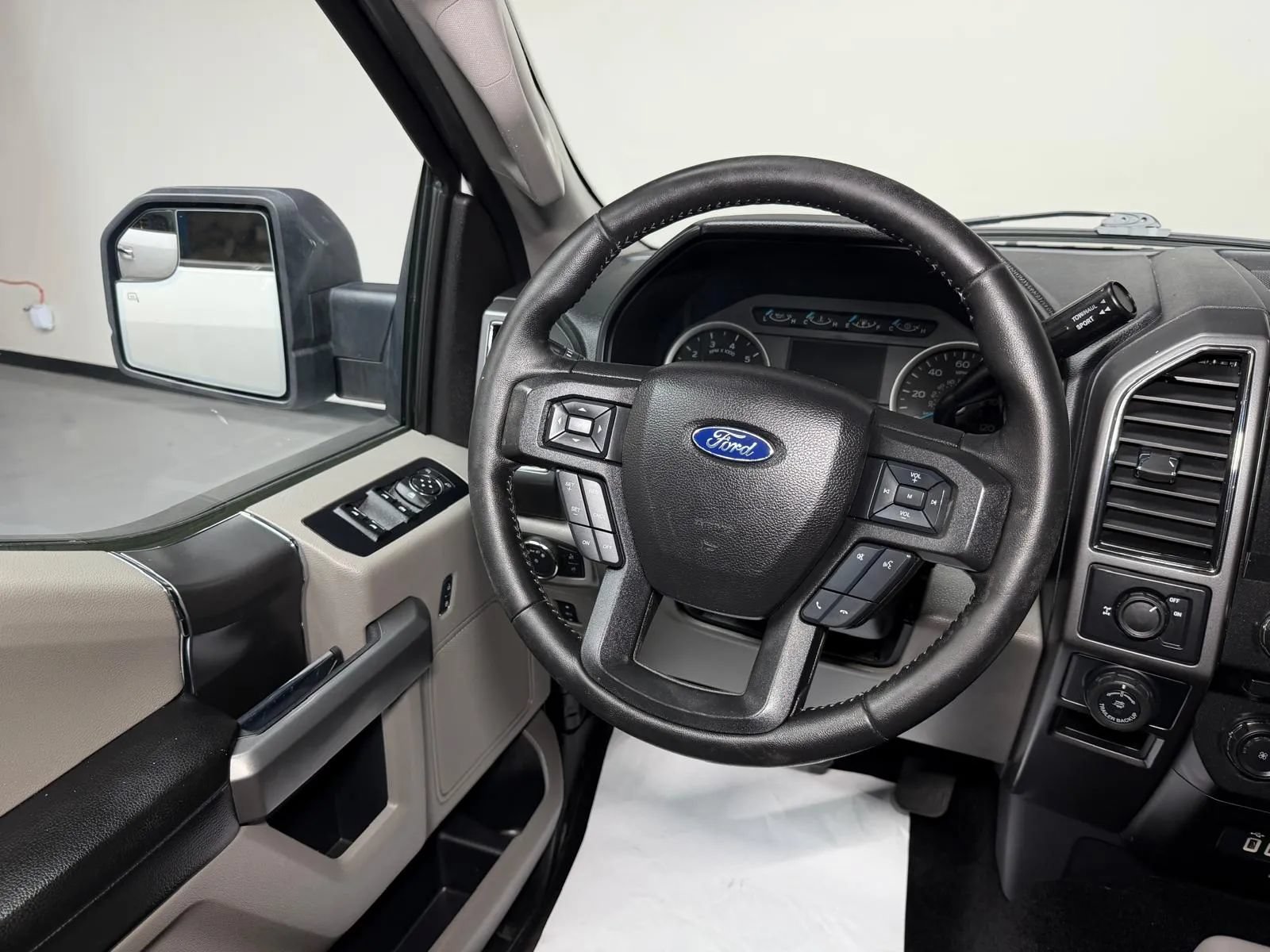 Used 2017 Ford F150 XLT w/ Equipment Group 302A Luxury RWD image 19