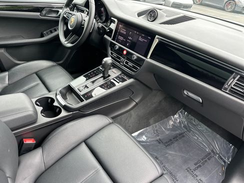 Certified 2024 Porsche Macan AWD/4WD image 17