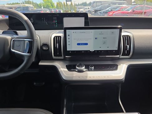 Used 2025 Ford Expedition Active AWD/4WD image 25