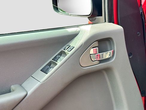 Used 2010 Nissan Frontier SE AWD/4WD image 16