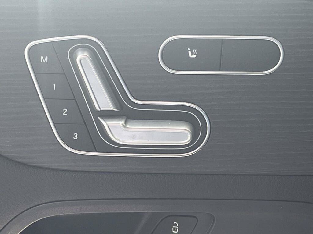 Used 2023 Mercedes-Benz GLA 250 4MATIC w/ Premium Package image 31
