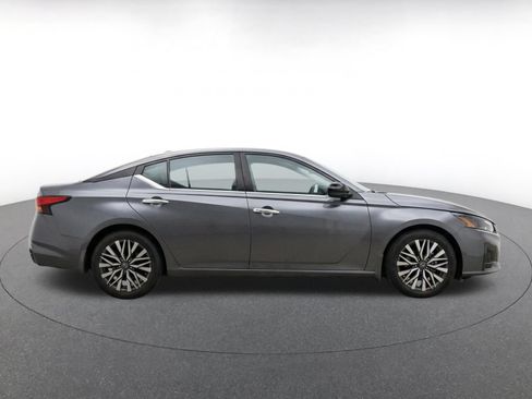 Used 2025 Nissan Altima 2.5 SV FWD image 14