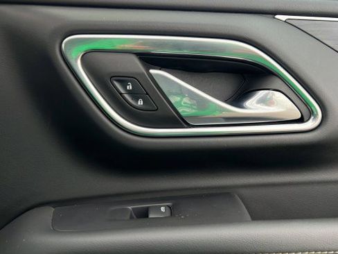 Used 2023 GMC Yukon XL SLT w/ SLT Luxury Package image 12