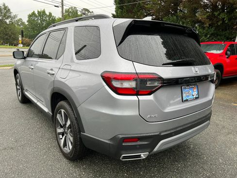 Used 2025 Honda Pilot Touring image 6