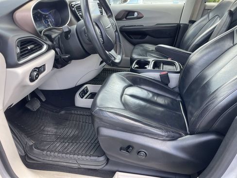 Used 2017 Chrysler Pacifica Touring-L FWD image 8