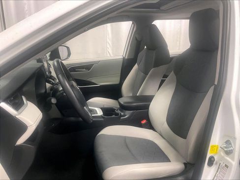 Used 2021 Toyota RAV4 XLE w/ Convenience Package image 10