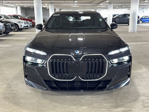 Used 2024 BMW 760i xDrive w/ Executive Package image 3