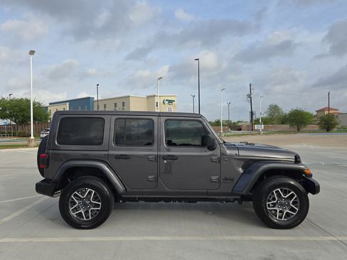 Used 2025 Jeep Wrangler Sahara image 2