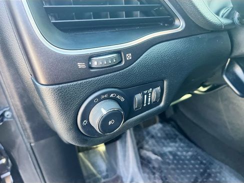 Used 2022 Jeep Cherokee Trailhawk AWD/4WD image 10