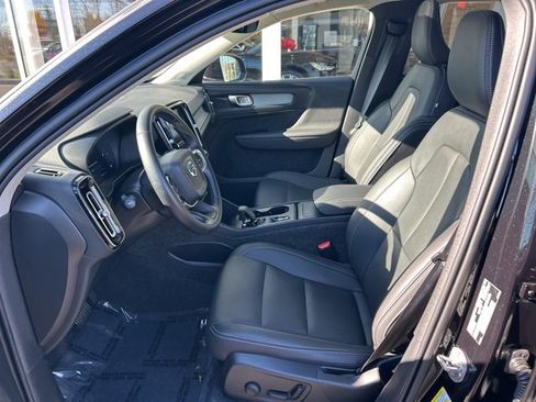 Certified 2025 Volvo XC40 B5 Core image 17