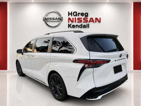 Used 2022 Toyota Sienna XSE FWD image 2